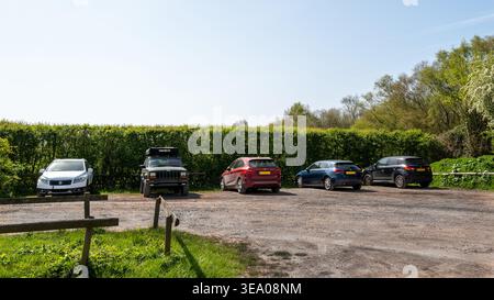 April 2026 - Autos parkten, was riesige Lücken dazwischen, ziemlich gedankenloses Parken, da man leicht zwei oder drei weitere Autos in die Schlange nehmen konnte Stockfoto