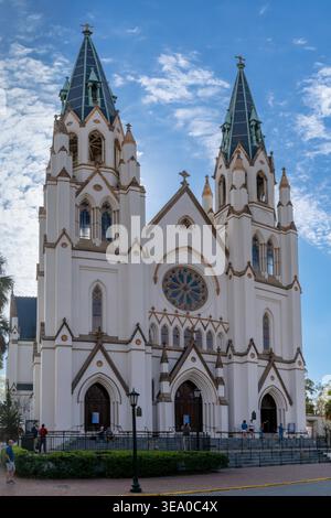 Savannah, USA - 11. März 2026: Blick auf die Kathedrale von St. Johannes dem Täufer in der Innenstadt von Savannah Stockfoto