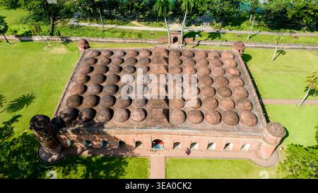 Aus der Vogelperspektive die Sixty Dome Moschee, eine Moschee mit mehreren Kuppeln, deren Terrakotta-Ziegelwerk sich vom grünen Rasen abhebt, Bagerhat, Khulna Divisi Stockfoto