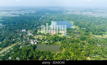 Blick aus der Vogelperspektive auf die Sixty Dome Moschee, umgeben von üppigen grünen Bäumen und ruhigen Teichen, Bagerhat, Khulna Division, Bangladesch. Stockfoto