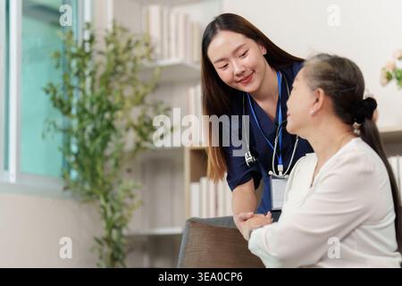 Freundliche Krankenschwester, die ältere Frauen betreut Stockfoto