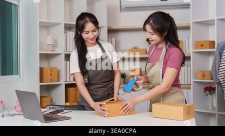 Kleinunternehmer, die Pakete für den Versand vorbereiten Stockfoto