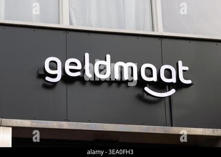 Zaandam, Niederlande, 11. April 2026. Eine detaillierte Nahaufnahme des weißen Geldmaat-Logos und -Brandings auf einer modernen dunklen Außenfassade. Stockfoto