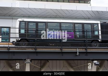 Frankfurt am Main, Deutschland - 10. April 2026: Skyline-Shuttle-Zug, der Passagiere zwischen Terminals am Frankfurter Flughafen (Fraport) befördert Stockfoto