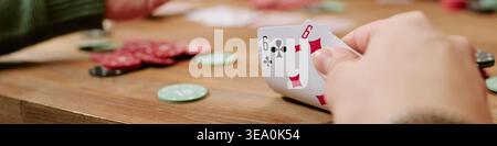 Kopfzeile der Spielkarten für Erwachsene während des Casinospiels Stockfoto