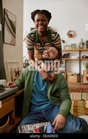 Porträt einer schwarzen Frau, die einen Mann in der Kampagne für den Lebensstil umarmt Stockfoto