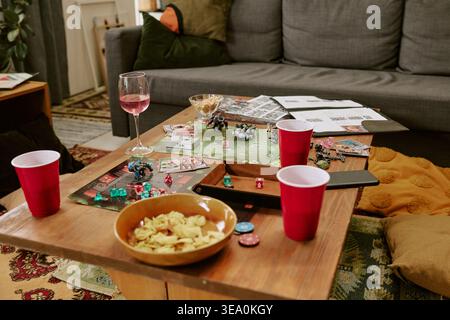 Wohnzimmertisch mit Brettspiel-Setup nach dem Treffen Stockfoto