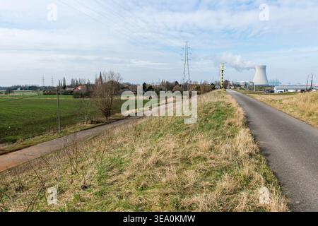 Kernkraftwerk Doel, in der Nähe der fast verlassenen Geisterstadt & Village. Das Kraftwerk befindet sich im Besitz von Electrabel und enthält vier Kernreaktoren, die 1975, 1982 und 1985 gebaut wurden. Es befindet sich am Ufer des Flusses Schelde, der den Hafen von Antwerpen erreicht und nur drei Kilometer von der niederländischen Grenze entfernt ist. Doel, Belgien. Stockfoto