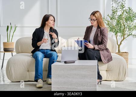 Traurige reife Frau in Therapie mit einem Psychologen Stockfoto