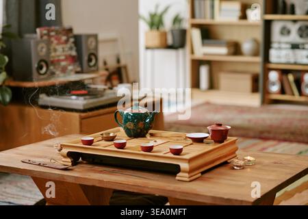 Teezeremonie-Setup: Eine Achtsame Entspannungsszene Zu Hause Schaffen Stockfoto