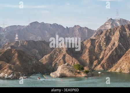 Bootstouren und Freizeitaktivitäten am Al Rafisah Dam in den Hajar Mountains, VAE Stockfoto