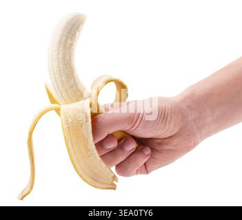Geschälte Banane in einer bemannten Hand Nahaufnahme auf weißem Hintergrund. Isoliert Stockfoto