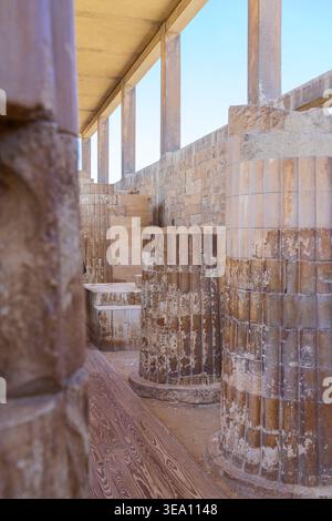 Ruinen alter Säulen im Grabkomplex von Djoser, Sakkara, Ägypten Stockfoto