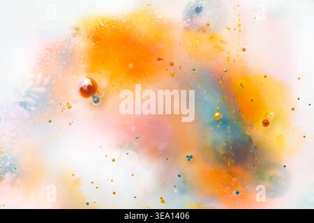 Abstrakte Kunst mit Aquarellspritzern und Punkten für kreativen Hintergrund oder Hintergrundmakro Stockfoto