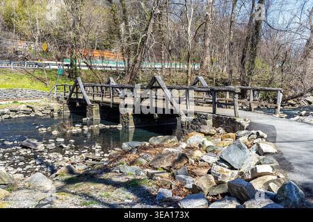Fußgängerbrücke über den Bronx River in Scarsdale, New York, kleine Brücke über einen Fluss im Frühling Stockfoto