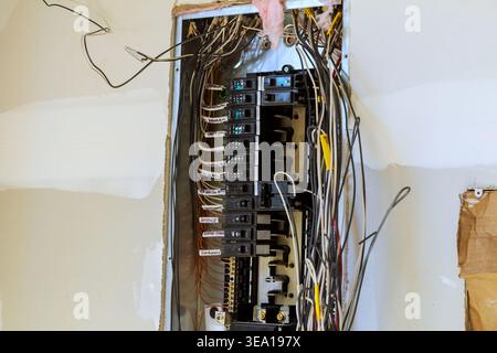 Die Hauptschaltfläche zeigt verschiedene Leistungsschalter während der Renovierungsarbeiten an. Stockfoto