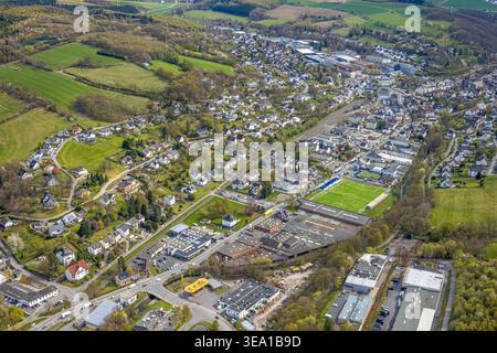 Luftbild, Fußballstadion Röhrtal Stadion, Wohngebiet um die Hauptstraße, hinten Rathaus und Gewerbegebiet Wilhelm-Blome-Straße, Sundern, Sauerland, Nordrhein-Westfalen, Deutschland ACHTUNGxMINDESTHONORARx60xEURO *** Luftbild, Fußballstadion Röhrtal Stadion, Wohngebiet rund um die Hauptstraße, hinter Rathaus und Industriegebiet Wilhelm Blome Straße, Sundern, Sauerland, Nordrhein-Westfalen, Nordrhein-Westfälischen Westfalen, Deutschland Stockfoto