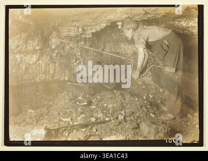 Bohren für Einen Schuss von Lewis Wickes Hine, 1921, zwei Bergbauunternehmen, die mit Handwerkzeugen Löcher in Gestein bohren, die traditionelle Bergbaumethoden dokumentieren Stockfoto