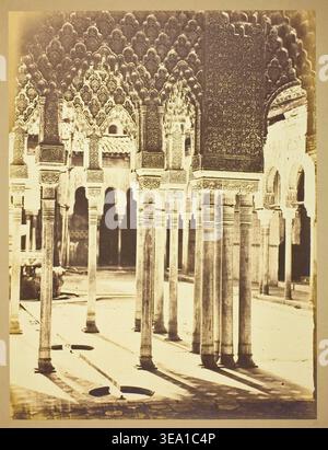 Entrance Court of the Lions, Alhambra von Charles Clifford, um 1860, mit verzierten Säulen, komplizierten Wanddekorationen und islamischen architektonischen Details Stockfoto