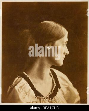 Julia Jackson von Julia Margaret Cameron, um 1867, ein sensibles Profilporträt einer jungen Frau in zeitgemäßem Kleid mit Perlenkette, dargestellt in weichem Fokus, charakteristisch für frühe künstlerische Fotografie Stockfoto