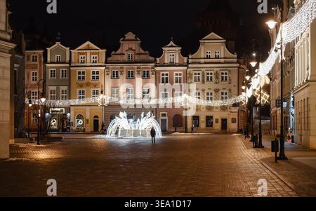 Der Marktplatz der Altstadt von Posen in der Nacht. Ein nächtlicher Blick auf farbenfrohe Häuser auf dem alten Marktplatz von Posen, dekoriert mit leuchtenden Lichtern. Stockfoto