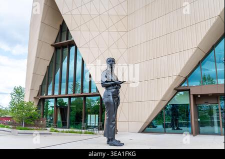 Vor dem Victoria & Albert East Museum, Stratford, London, Großbritannien Stockfoto