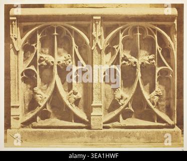 Untitled by Bisson Frères, 1854–57, gedruckt 1855, architektonische Reliefskulptur mit Figuren unter kunstvollen gotischen Bögen mit dekorativem Laub Stockfoto