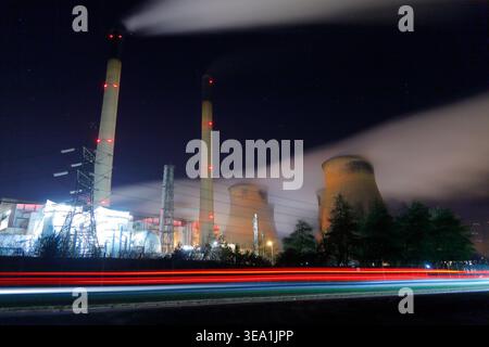 Ferrybridge C Kraftwerk bei Nacht mit Lichtspuren von vorbeifahrenden Autos, bevor es zwischen 2019 und 2022 abgerissen wurde Stockfoto