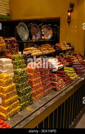 Türkische Köstlichkeiten und traditionelle Süßigkeiten orientalische Süßigkeiten mit Nüssen auf dem Markt in der Türkei, farbenfrohe orientalische Desserts und Lokum-Sortiment. Kulinarischer Tourismus, kulturelles Erbe, Souvenirs, Shopping Stockfoto