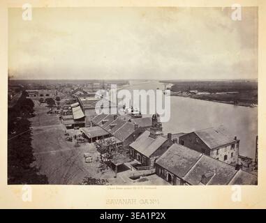 Savannah, GA, Nr. 1 von George N. Barnard, 1866, aus der Vogelperspektive einer Hafenstadt am Flussufer mit industriellem Hafengebiet, Kuppelkirche und Dampfschiff Stockfoto