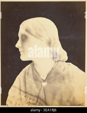 Julia Jackson von Julia Margaret Cameron, 1864, eine weibliche Sittin im Profil, die ein helles, drapiertes Kleid trägt, fotografiert vor dunklem Hintergrund Stockfoto