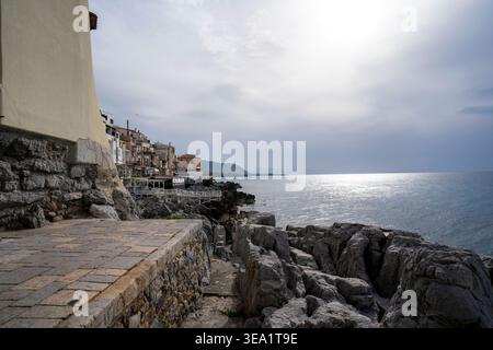Malerisches Küstendorf in Sizilien, Italien mit traditioneller mediterraner Architektur auf felsigen Klippen mit Blick auf das Tyrrhenische Meer Stockfoto