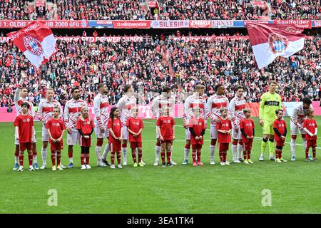 MÜNCHEN, DEUTSCHLAND - 19. APRIL: Der Beginn des Stuttgarter 11. APRIL vor dem Bundesliga-Spiel zwischen FC Bayern München und VfB Stuttgart am Spieltag 30 in der Allianz Arena / DFL-REGLEMENT VERBIETET JEDE VERWENDUNG VON FOTOGRAFIEN ALS BILDSEQUENZEN UND/ODER QUASI-VIDEO Stockfoto