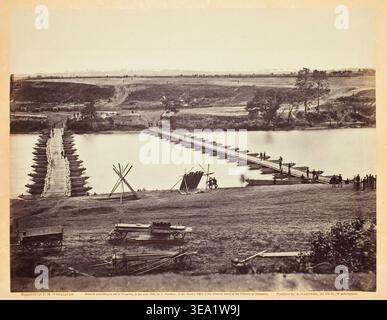 Pontonbrücke über den Rappahannock von Timothy O’Sullivan, Mai 1863, Militärtechnik während des Amerikanischen Bürgerkriegs mit Lager- und Flussüberquerungsinfrastruktur Stockfoto