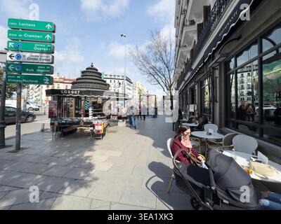 Kiosko Glorieta de Bilbao, Café Comercial, Kaffee- und Restauranterrassen am Bilbao-Platz, Madrid, Spanien Stockfoto