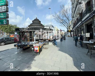 Kiosko Glorieta de Bilbao, Café Comercial, Kaffee- und Restauranterrassen am Bilbao-Platz, Madrid, Spanien Stockfoto