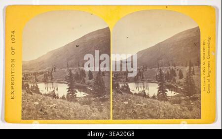 Beaver Lake, Conejos Canon, Colorado, von Timothy O'Sullivan, 1874, Stereogramm mit alpinem See, umgeben von Nadelwäldern und Berggebieten in hoher Höhe Stockfoto