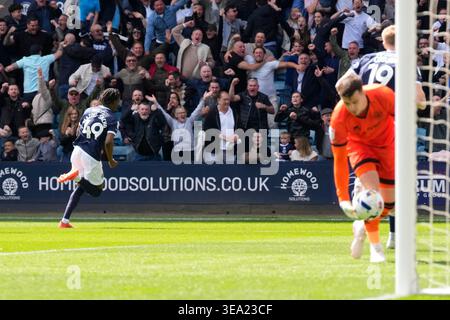 The den, London, Großbritannien. April 2026. EFL Championship Football, Millwall gegen Queens Park Rangers; Derek Mazou-Sacko aus Millwall feiert das erste Tor des Spiels in der 3. Minute Credit: Action Plus Sports/Alamy Live News Stockfoto