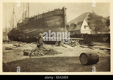 Vorbereitung zum Angeln von Peter Henry Emerson, 1887, ein hölzernes Fischereischiff, das bei Ebbe neben einem Ferienhaus lag, mit Takelage, Anker und maritimer Ausrüstung am Ufer verstreut Stockfoto