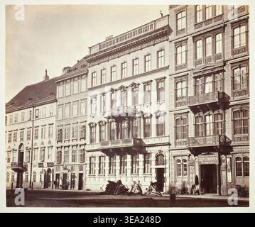 Jägerzeile Nr. 39, Wohnhaus des Herrn Stef. Mayerhofer von Künstler unbekannt, 1860er Jahre, eine mehrstöckige Wohnhausfassade mit ornamentalen Balkonen, großen Fenstern und ebenerdigen Geschäftsfassaden Stockfoto
