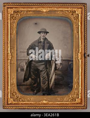 Untitled (Portrait of a Standing man) (Portrait of a Standing man) von Unknown Maker, 1860, amerikanischer Tintype, der einen Mann in formellem Mantel und Bowler-Hut auf einem Schiffsdeck darstellt Stockfoto