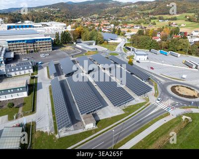 Ein Parkplatz verfügt über Sonnenkollektoren, die parken Autos Schatten spenden und erneuerbare Energie in einem städtischen Gebiet erzeugen. Stockfoto