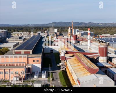 Die Luftaufnahme zeigt eine Aluminiumfabrik und einen Industriekomplex mit Gebäuden und Produktionsanlagen in der Landschaft. Stockfoto