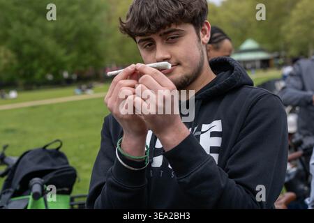 London, Großbritannien. April 2026. Ein großes Reefer beim jährlichen Protest zur Cannabislegalisierung 420 fand im Hyde Park statt. In diesem Jahr versammelte sich eine kleinere, aber volatilere Menschenmenge, bei der die Polizei zahlreiche Stopp- und Suchoperationen durchführte. Zwei Demonstranten wurden am Nachmittag verhaftet und zogen eine feindliche Menge um den Tatort. Quelle: Ian Davidson/Alamy Live News Stockfoto