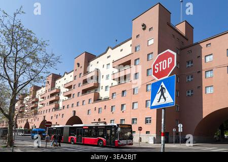Gemeindebau, Karl Marx Hof in Wien, Österreich // Städtisches Wohnen, Karl Marx Hof in Wien, Österreich - 20260417 PD17371 Stockfoto