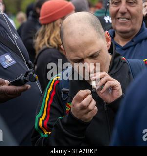 London, Großbritannien. April 2026. Er war ein Demonstrant, der im Jahr 420 im Hyde Park gegen die Legalisierung von Cannabis protestierte. In diesem Jahr versammelte sich eine kleinere, aber volatilere Menschenmenge, bei der die Polizei zahlreiche Stopp- und Suchoperationen durchführte. Zwei Demonstranten wurden am Nachmittag verhaftet und zogen eine feindliche Menge um den Tatort. Quelle: Ian Davidson/Alamy Live News Stockfoto