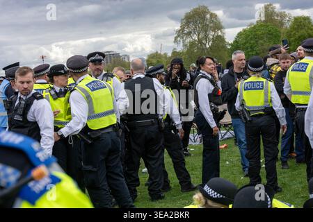 London, Großbritannien. April 2026. Demonstranten verhaftet und die Menge reagierte aggressiv, während der jährlichen Cannabislegalisierung 420 im Hyde Park stattfand. In diesem Jahr versammelte sich eine kleinere, aber volatilere Menschenmenge, bei der die Polizei zahlreiche Stopp- und Suchoperationen durchführte. Zwei Demonstranten wurden am Nachmittag verhaftet und zogen eine feindliche Menge um den Tatort. Quelle: Ian Davidson/Alamy Live News Stockfoto