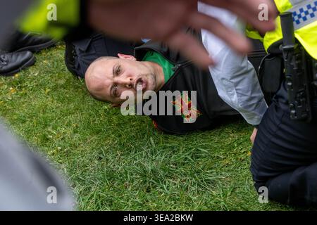 London, Großbritannien. April 2026. Demonstranten, die 420 bei der jährlichen Cannabislegalisierung verhaftet wurden, fanden im Hyde Park statt. In diesem Jahr versammelte sich eine kleinere, aber volatilere Menschenmenge, bei der die Polizei zahlreiche Stopp- und Suchoperationen durchführte. Zwei Demonstranten wurden am Nachmittag verhaftet und zogen eine feindliche Menge um den Tatort. Quelle: Ian Davidson/Alamy Live News Stockfoto