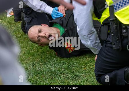 London, Großbritannien. April 2026. Demonstranten, die 420 bei der jährlichen Cannabislegalisierung verhaftet wurden, fanden im Hyde Park statt. In diesem Jahr versammelte sich eine kleinere, aber volatilere Menschenmenge, bei der die Polizei zahlreiche Stopp- und Suchoperationen durchführte. Zwei Demonstranten wurden am Nachmittag verhaftet und zogen eine feindliche Menge um den Tatort. Quelle: Ian Davidson/Alamy Live News Stockfoto