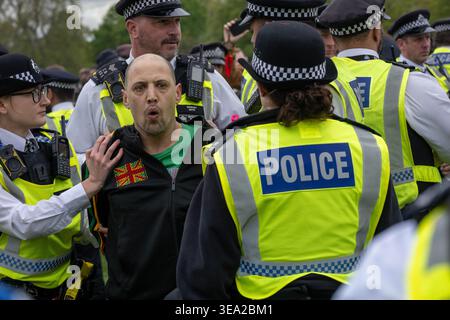 London, Großbritannien. April 2026. Demonstranten verhaftet der jährliche Protest zur Cannabislegalisierung 420 fand im Hyde Park statt. In diesem Jahr versammelte sich eine kleinere, aber volatilere Menschenmenge, bei der die Polizei zahlreiche Stopp- und Suchoperationen durchführte. Zwei Demonstranten wurden am Nachmittag verhaftet und zogen eine feindliche Menge um den Tatort. Quelle: Ian Davidson/Alamy Live News Stockfoto